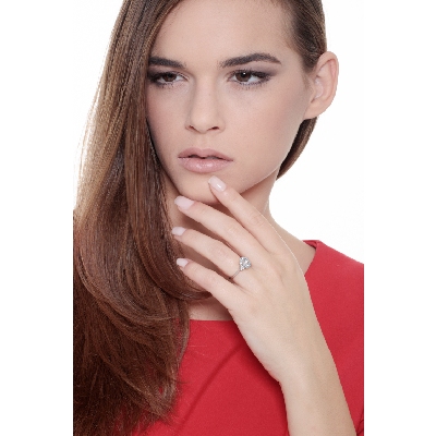 White gold 18k ring with aquamarine and three diamonds each side