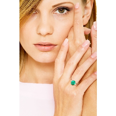 Ring with central emerald oval cut and lateral diamonds 