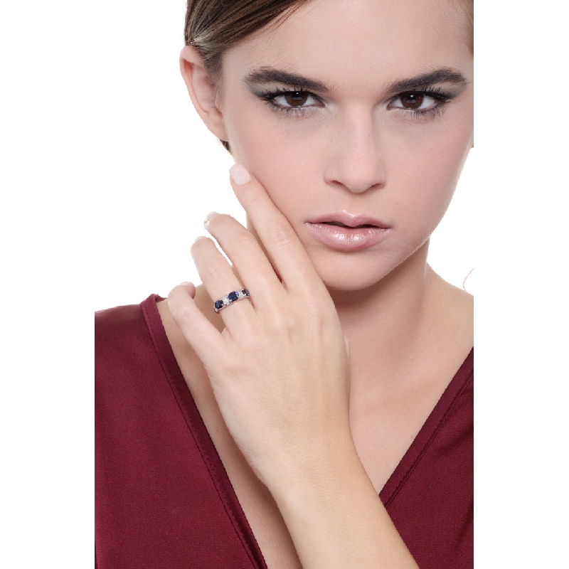 Anello in Oro bianco 18k con zaffiri blu di circa 6x4 mm e diamanti