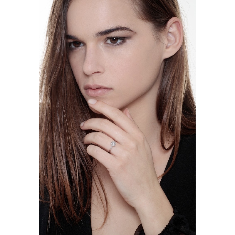 Diamonds flower ring in white gold 18k 