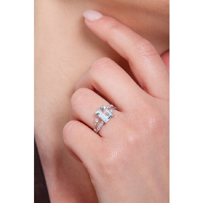 Ring white gold 18k with aquamarine and diamonds 