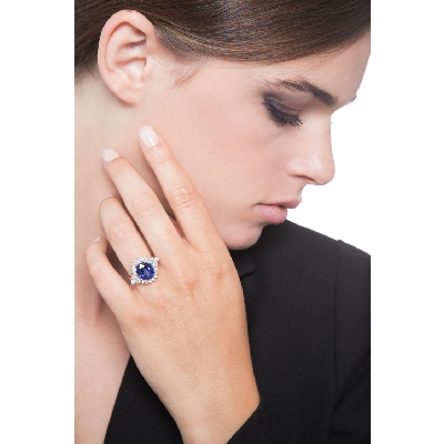 White gold 18k ring with diamonds and an oval cut blue sapphire