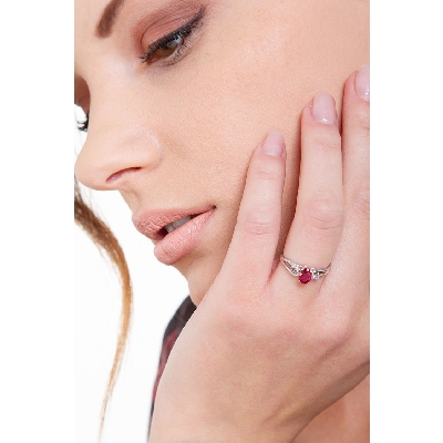 White gold 18k with a tangle of ruby oval cut and diamonds 