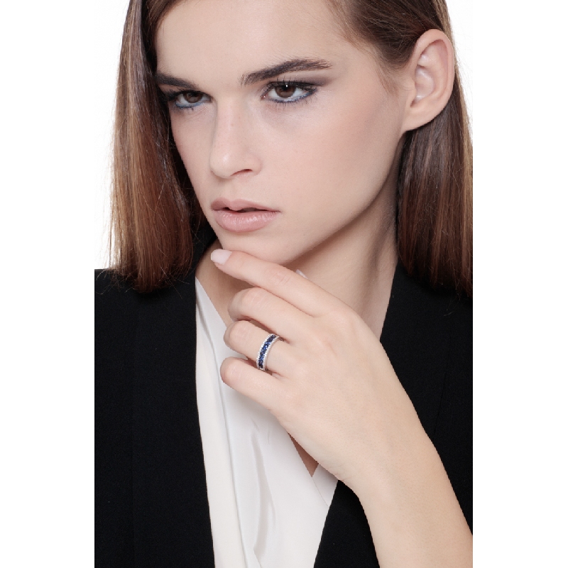 18k white gold ring with a central row of blue sapphires and diamonds 