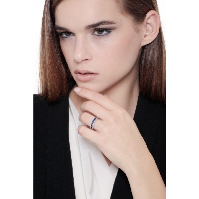 18k white gold ring with a central row of blue sapphires and diamonds 