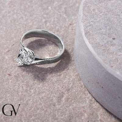 Curved shank ring in white gold 18k with diamonds brilliant cut 