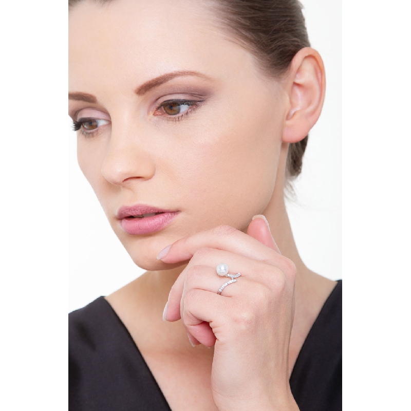 18k white gold ring with pearl and diamonds 