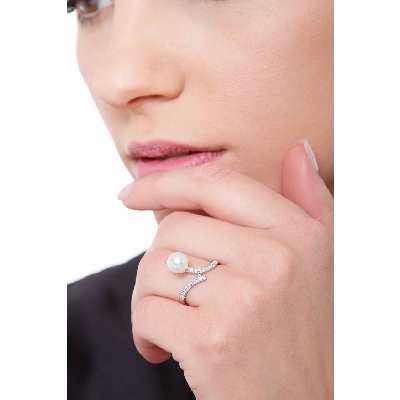 18k white gold ring with pearl and diamonds 
