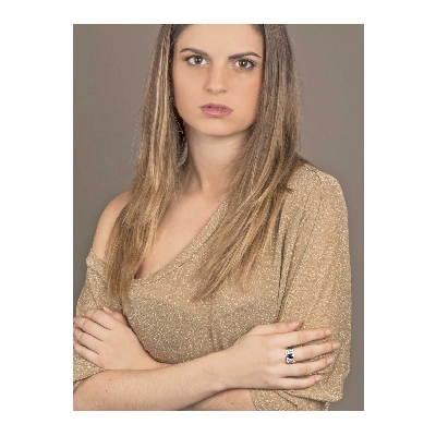 Band ring with diamonds a central blue sapphire