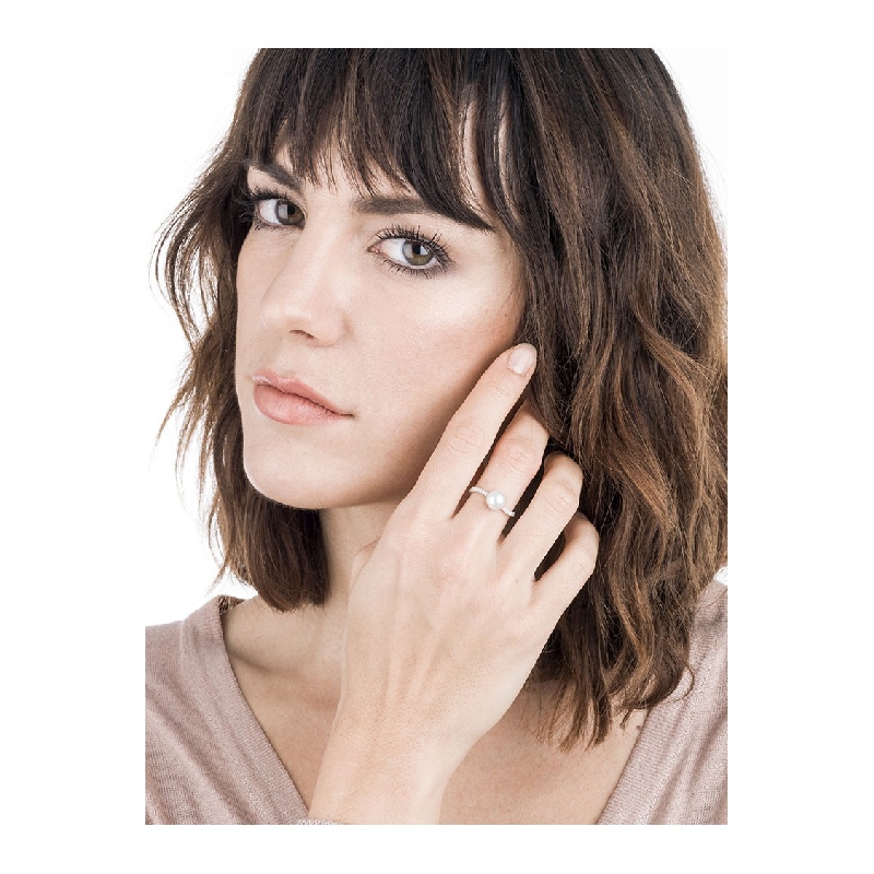 White gold 18k curved ring with a natural pearl and diamonds 