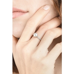 White gold 18k curved ring with a natural pearl and diamonds  2