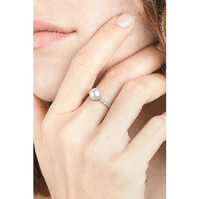 White gold 18k curved ring with a natural pearl and diamonds 