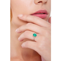 White gold 18k ring with emerald and one diamond on each side 2