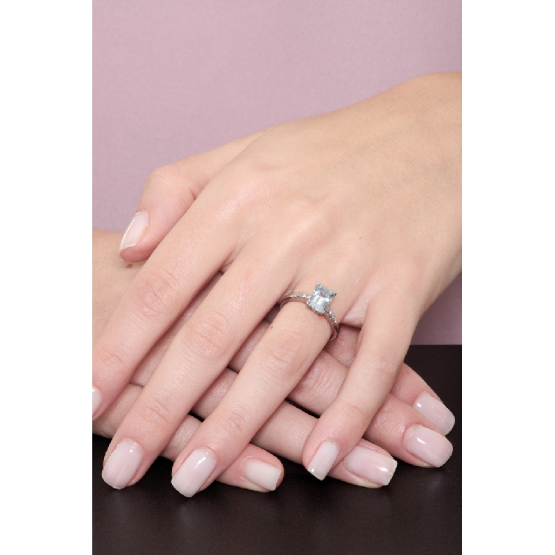 18k white gold ring with aquamarine and diamonds shoulder set