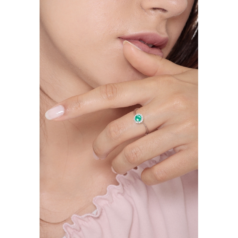 White gold 18k ring with central emerald and halo diamonds 