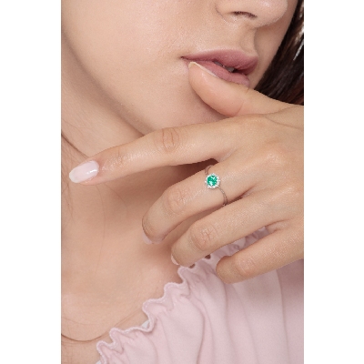 White gold 18k ring with central emerald and halo diamonds 