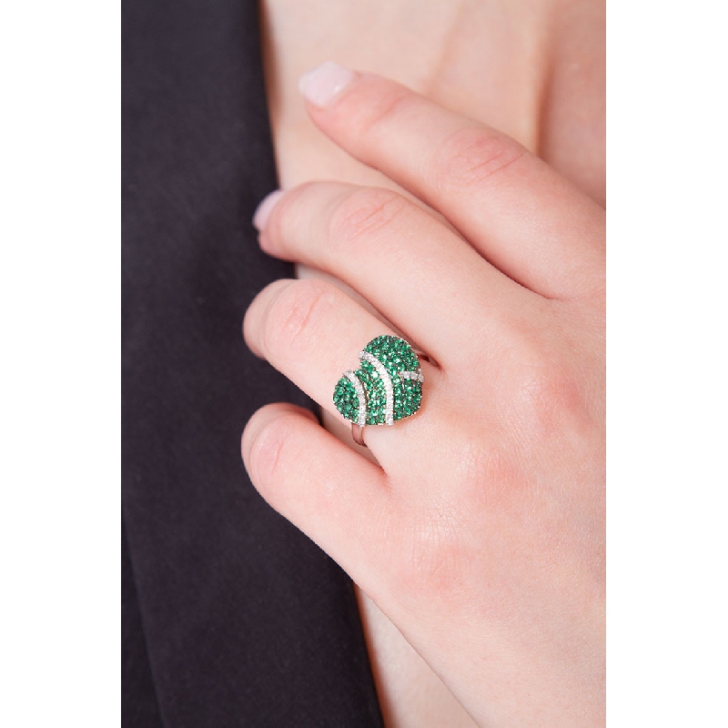 18k white gold ring with pavé of emeralds and diamonds heart shaped 