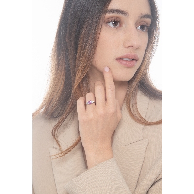 Anello in oro bianco 18k con 3 diamanti per lato e zaffiro rosa al centro