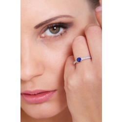 18k white gold with a central blue sapphire and diamonds shoulder set 2