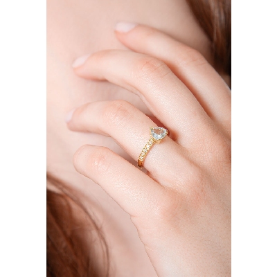 Yellow gold 18k ring with aquamarine heart cut and diamonds