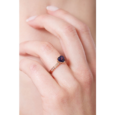 Rosé gold 18k ring with a blue sapphire heart cut and diamonds 