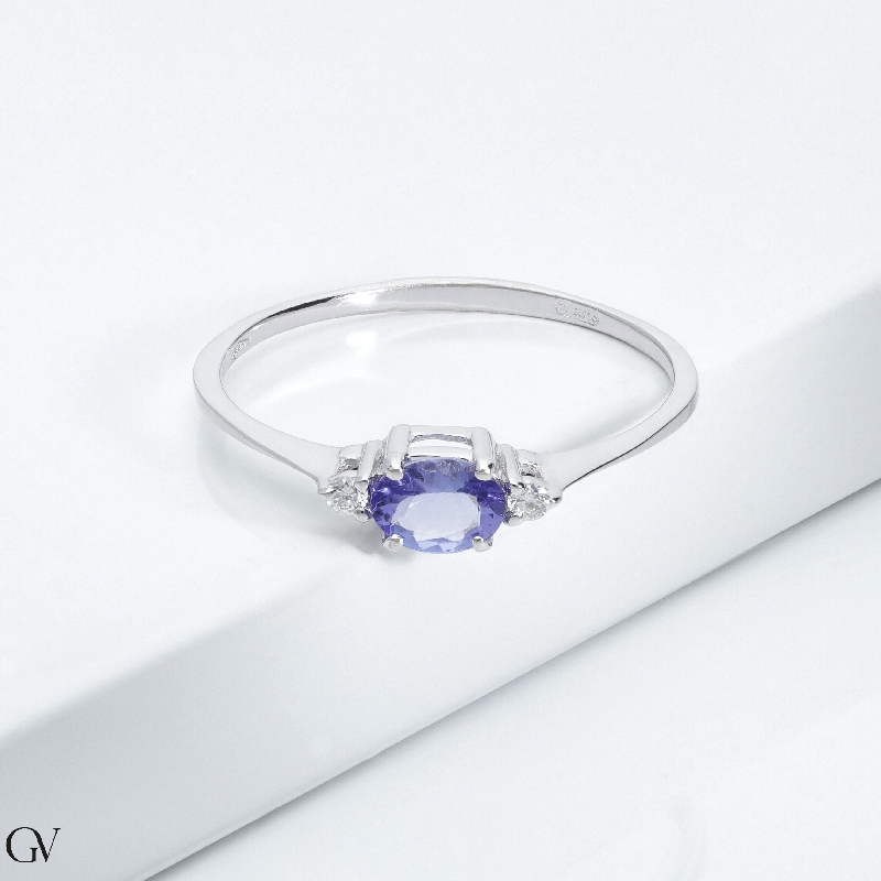 White gold 18k ring with central tanzanite and two lateral diamonds 