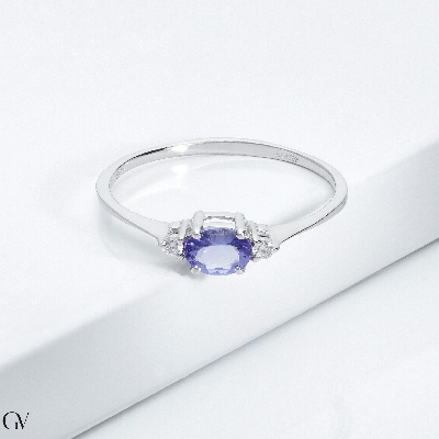 White gold 18k ring with central tanzanite and two lateral diamonds 