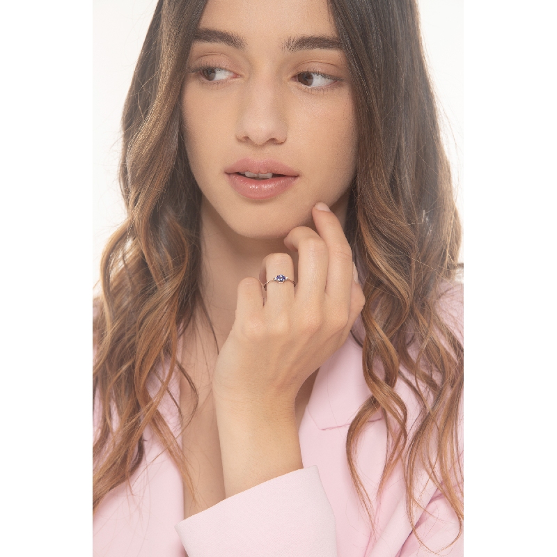 White gold 18k ring with central tanzanite and two lateral diamonds 