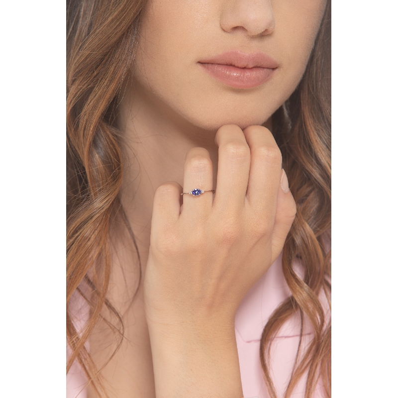 White gold 18k ring with central tanzanite and two lateral diamonds 