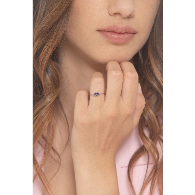 White gold 18k ring with central tanzanite and two lateral diamonds 