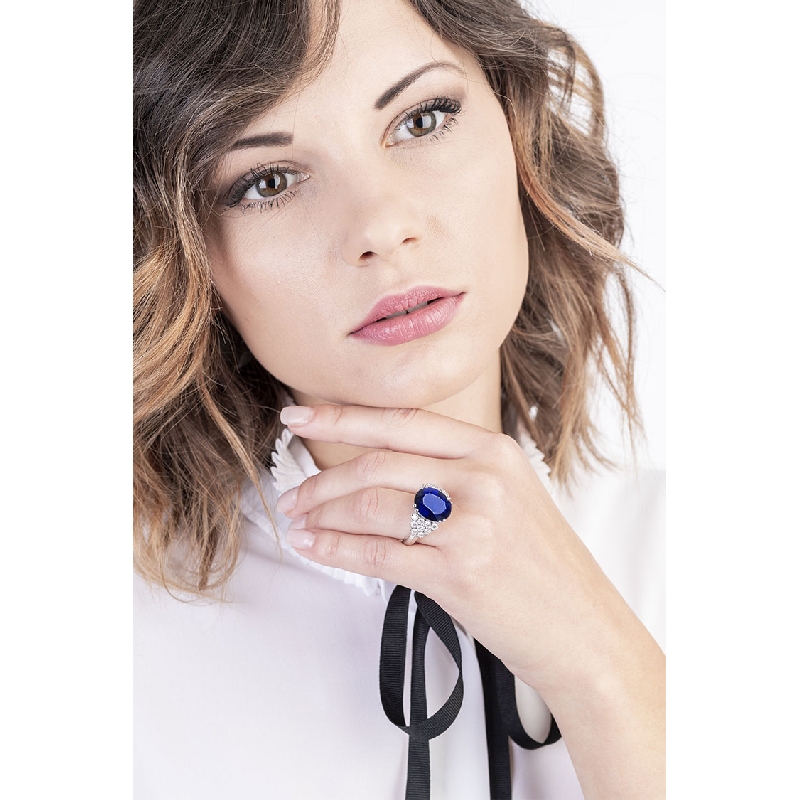 Anello in oro bianco 18k con grande Zaffiro blu centrale e diamanti.
