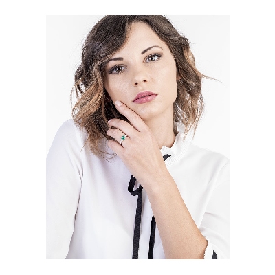 Band ring in white gold 18k with emerald heart cut and diamonds 