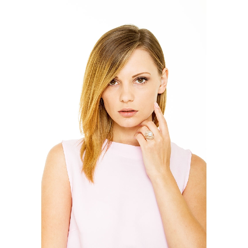 Rose gold 18k ring with a japanese pearl and diamonds 