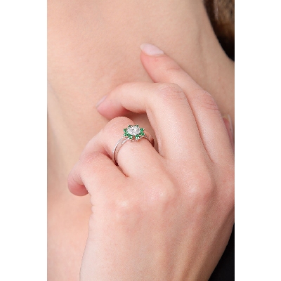 18k white gold ring with halo emeralds and diamonds 