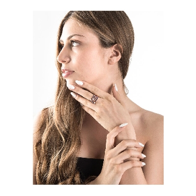 18k rosé gold ring with bands of blue sapphires and diamonds 