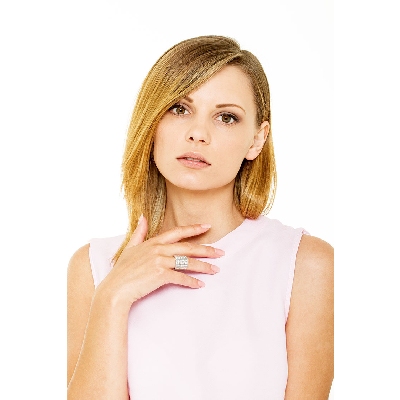 18k white gold band ring with diamonds