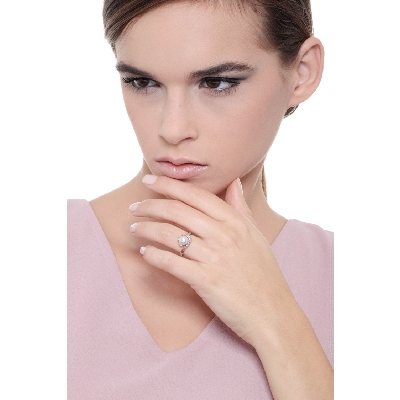 18k white gold ring with cultivated natural pearl and diamonds 