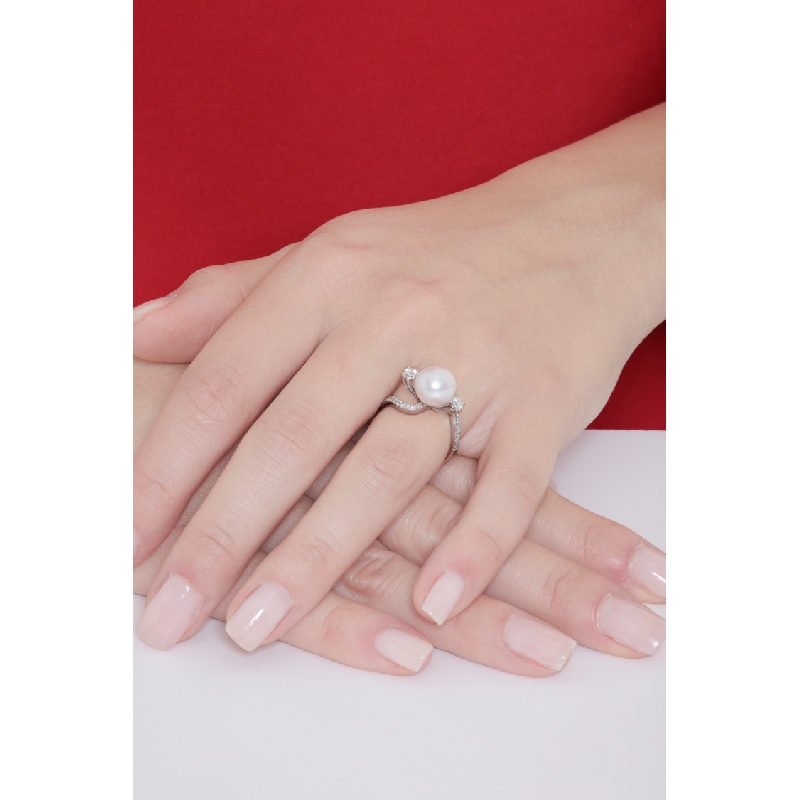 18k white gold ring with diamonds and pearl