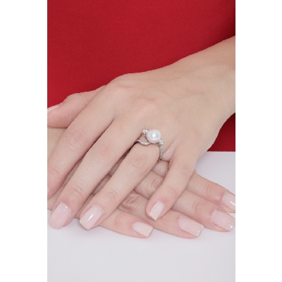 18k white gold ring with diamonds and pearl