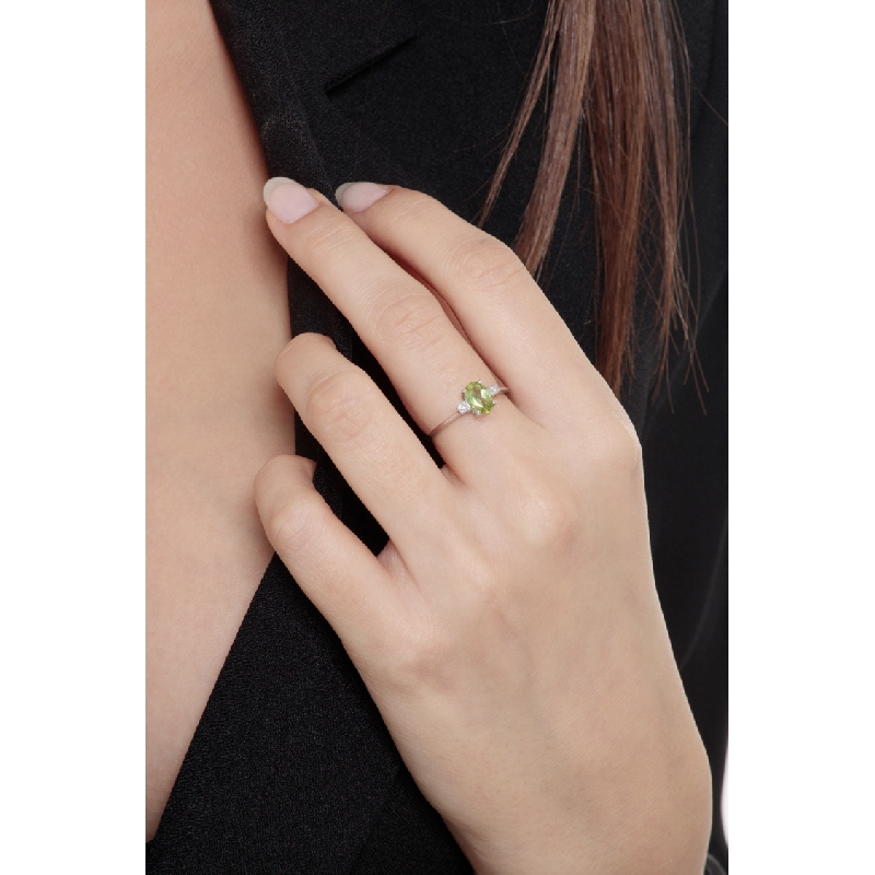 18k white gold ring with peridot and diamonds 