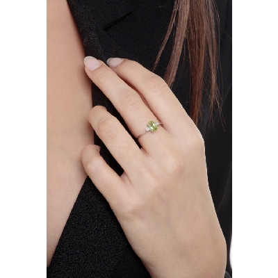 18k white gold ring with peridot and diamonds 