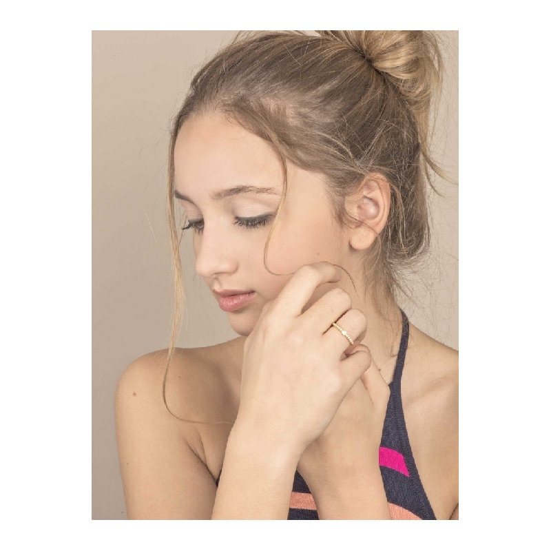 Yellow gold 18k ring with central bezel diamond and diamonds shoulder set 