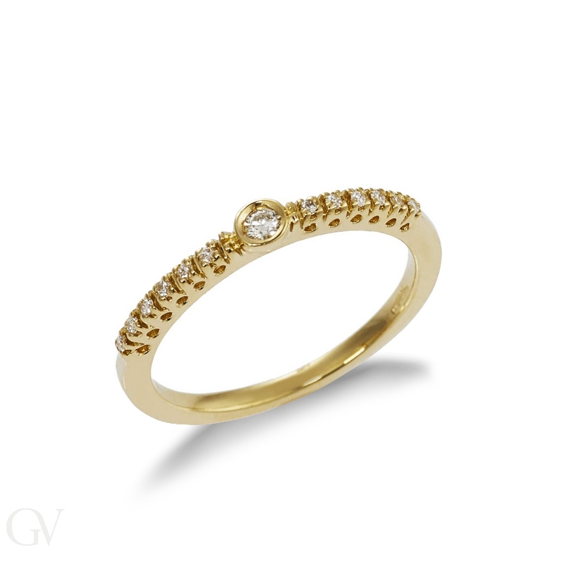 Yellow gold 18k ring with central bezel diamond and diamonds shoulder set 