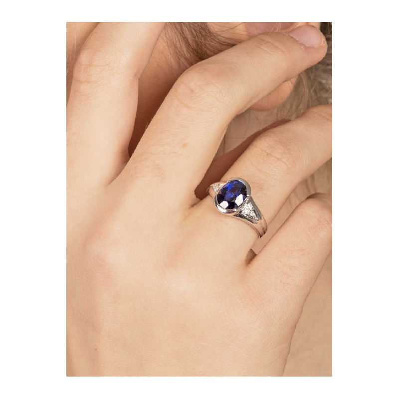 18k White gold ring with a blue sapphire oval cut and diamonds 