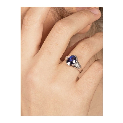 18k White gold ring with a blue sapphire oval cut and diamonds 
