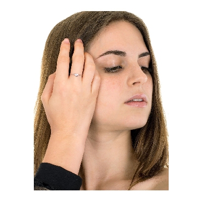 18k white gold ring with little diamonds heart 