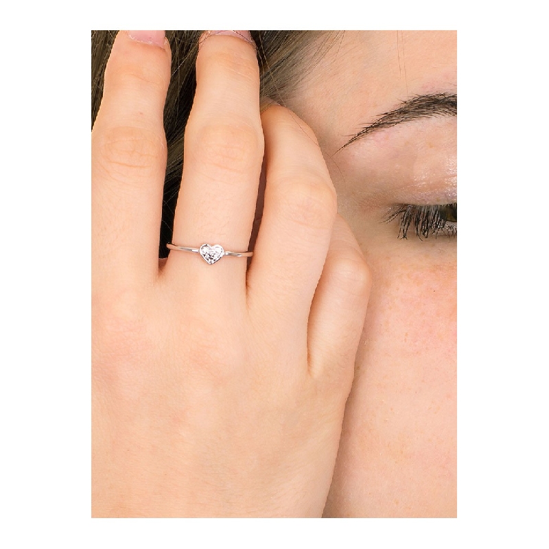 18k white gold ring with little diamonds heart 