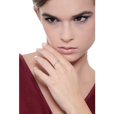 18k white gold ring with little diamonds butterfly