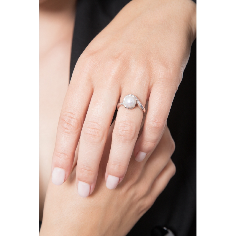 18k white gold with pearl and diamonds 