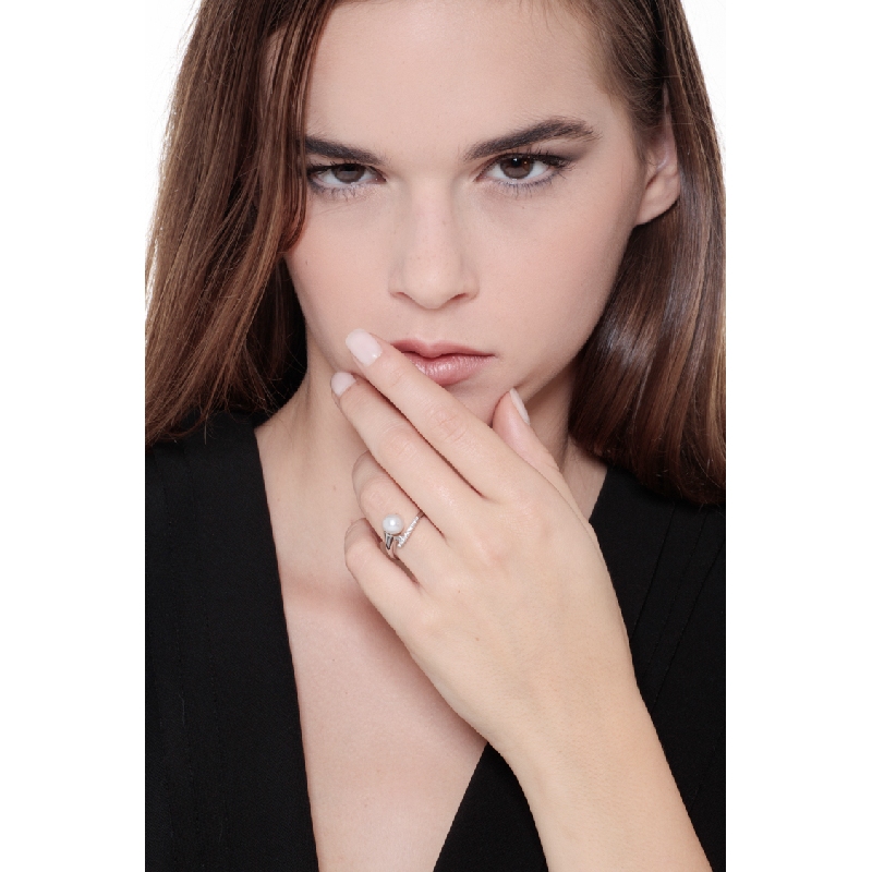 White gold 18k curved ring with pearl and diamonds 